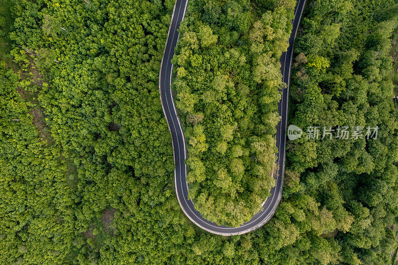 用无人机俯视蜿蜒弯曲的道路