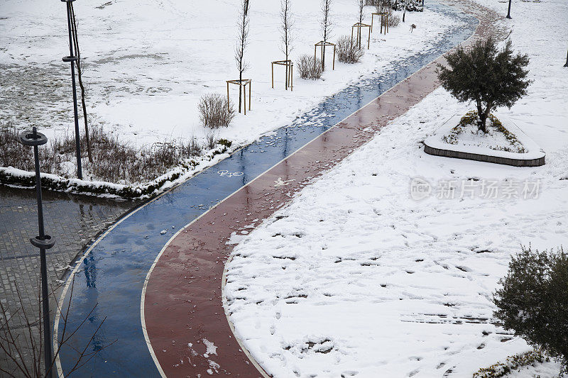 雪地里的街道和慢跑道