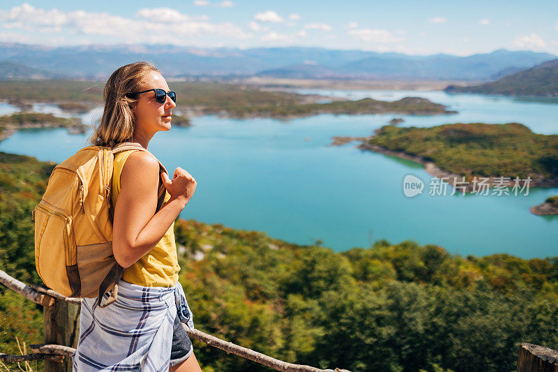 一个爱冒险的女人在她的假期中走过Durmitor山的峡谷。