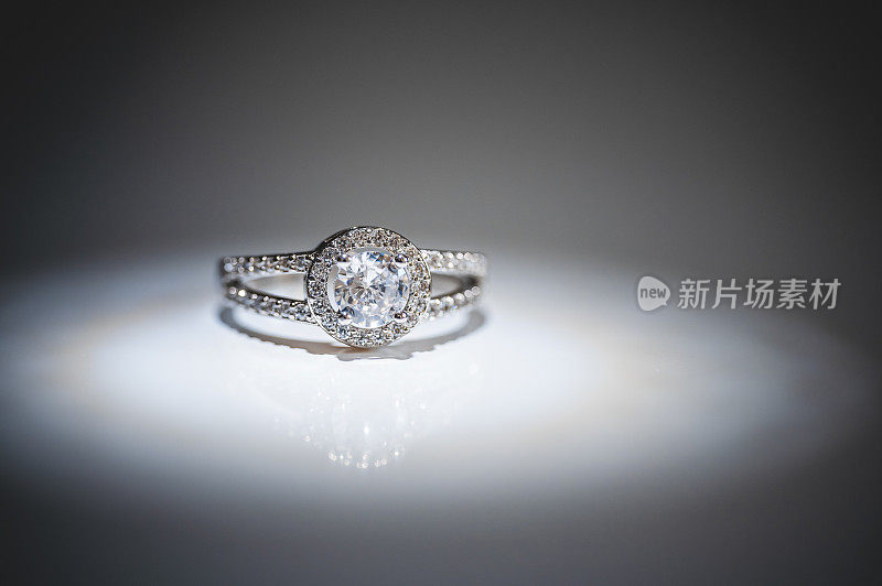 优雅的钻石戒指珠宝设置在白色的背景