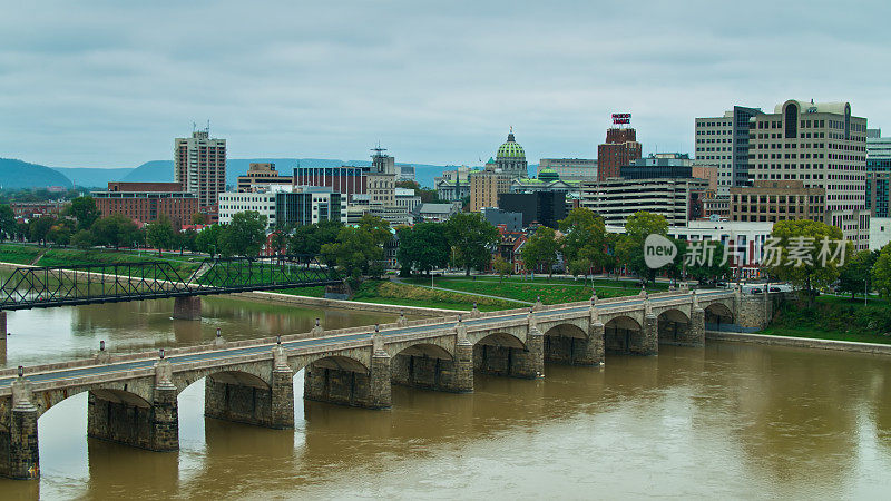 无人机拍摄的横跨萨斯奎哈纳河通往宾夕法尼亚州哈里斯堡的桥梁