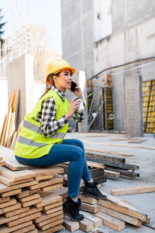 一个女建筑工人在打电话