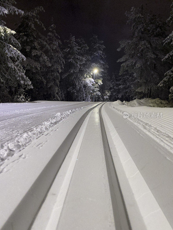 在夜间看到的越野滑雪轨道