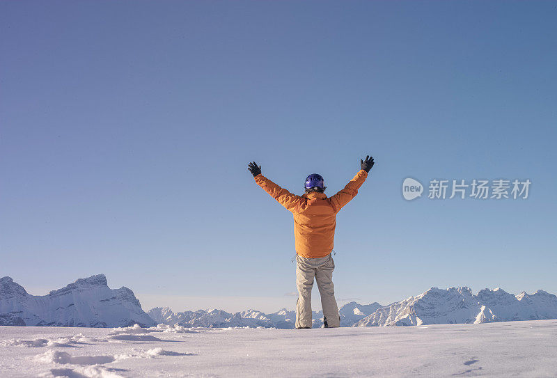 登山者在冬天的山顶庆祝