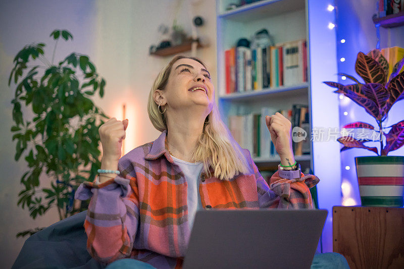 幸福女人在家里收到好消息