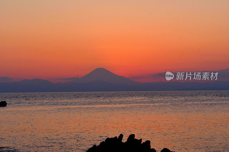 从神奈川县三浦半岛看富士山日落和日落后