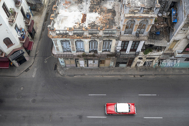 哈瓦那街景与经典的汽车