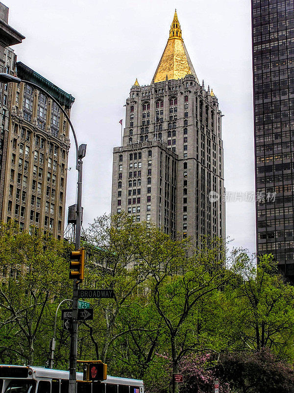 2022年5月5日，美国纽约。纽约人寿大厦是位于纽约市麦迪逊大道51号的纽约人寿保险公司的总部