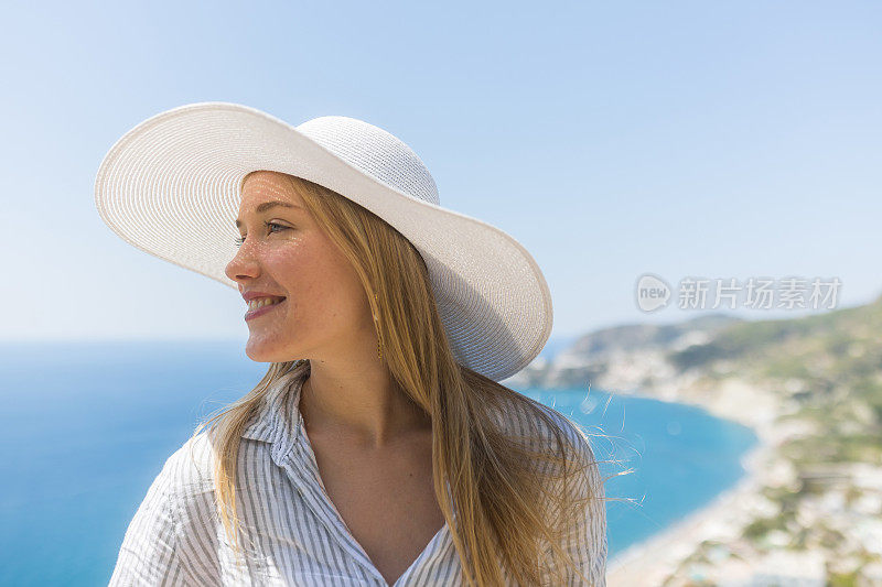 年轻女子在海滨风景放松