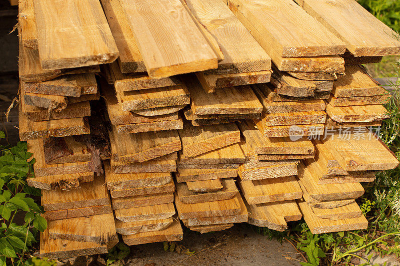 建筑材料。木头。大量木材。家具制造。木工车间。木材加工。木工生产