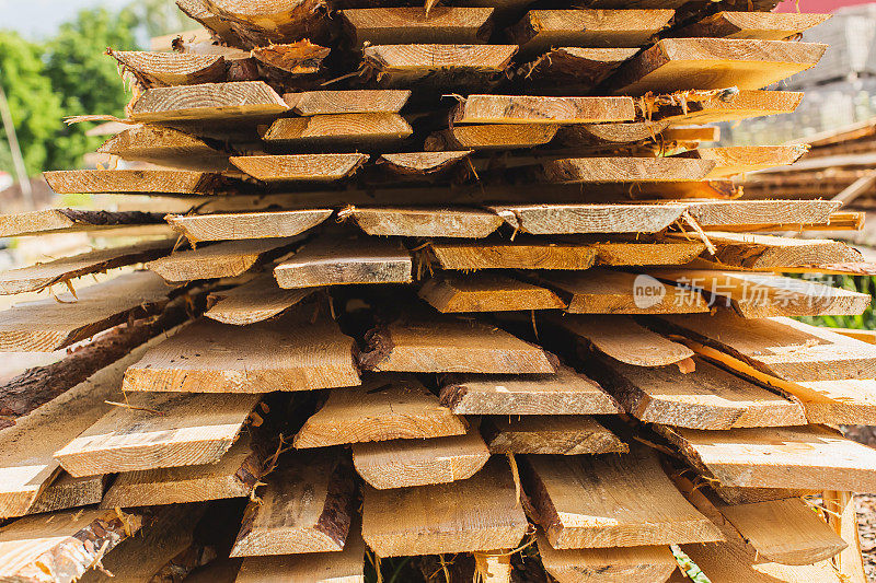 建筑材料。木头。大量木材。家具制造。木工车间。木材加工。木工生产