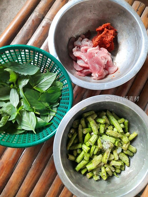 准备烹饪材料炒牛豌豆与肉末辣椒酱-食品准备。