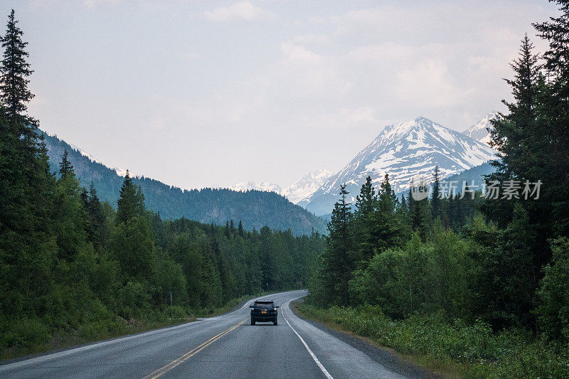 阿拉斯加高速公路的图片。夏季的景色令人惊叹。