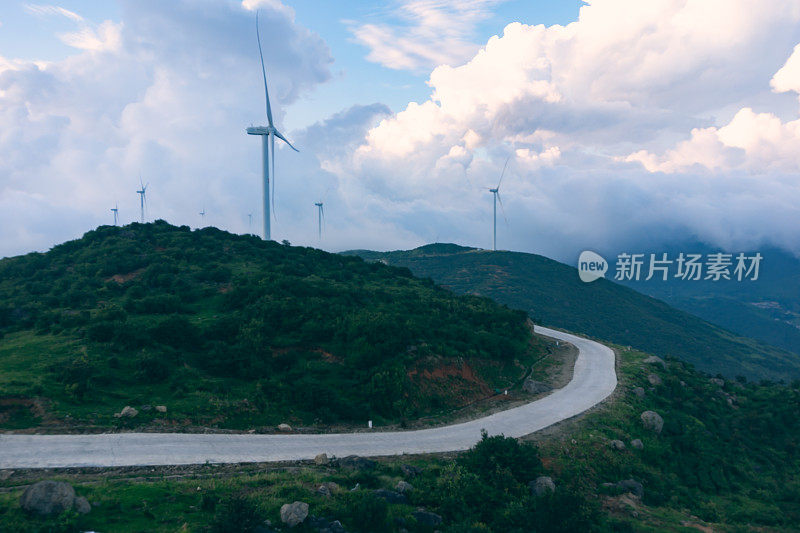 山上的风力发电场景