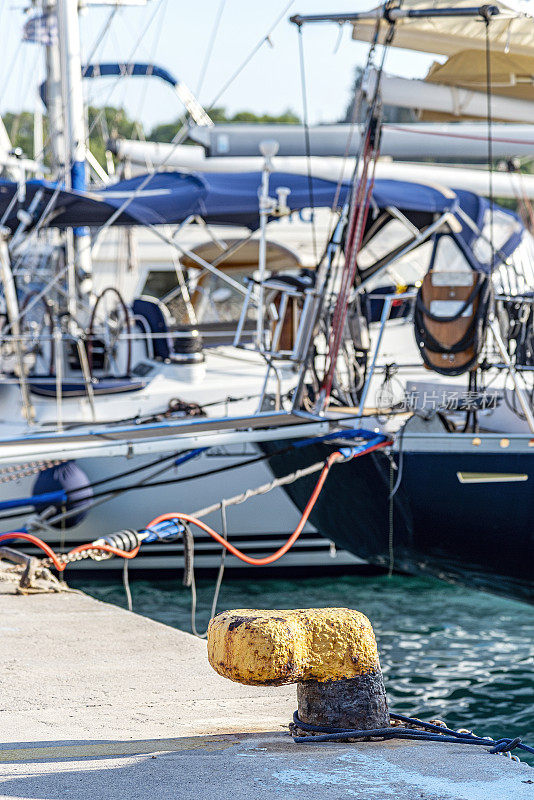 近距离观察停泊在港口的帆船和游艇在罗德岛，希腊