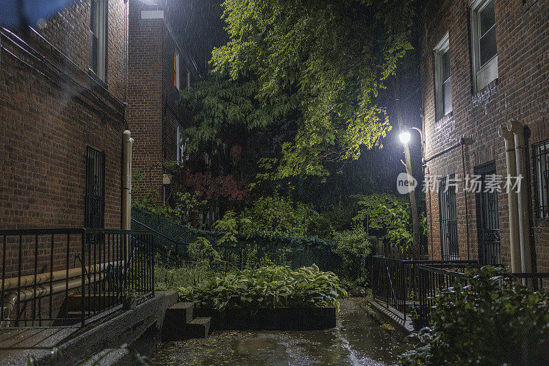 在居民区的夜晚下雨