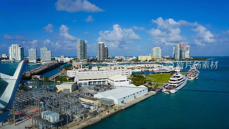 比斯坎湾海滨住宅和办公楼的鸟瞰图，在晴朗无云的早晨，迈阿密，佛罗里达州。