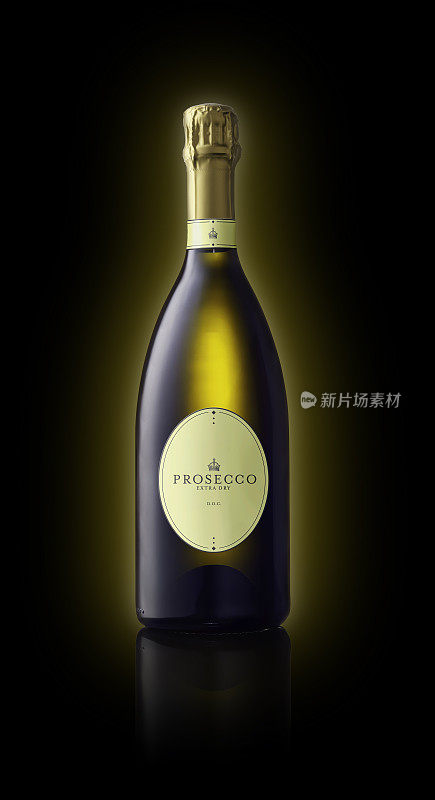 Prosecco瓶被隔离在黑色上