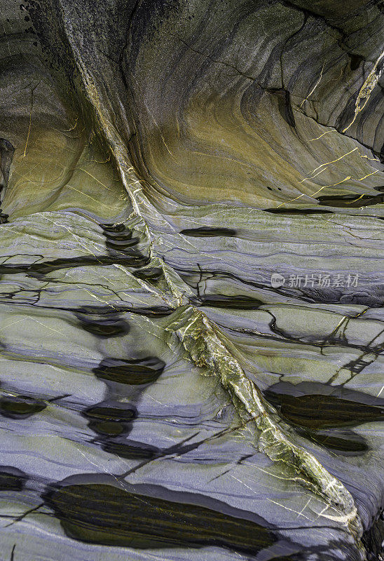 范肖角在斯蒂芬海峡南端，范肖湾和弗雷德里克海湾之间，锡特卡，阿拉斯加海岸山脉的68英里。1794年8月14日被发现时，由皇家海军(RN)乔治·温哥华船长命名。海滩上的岩层。