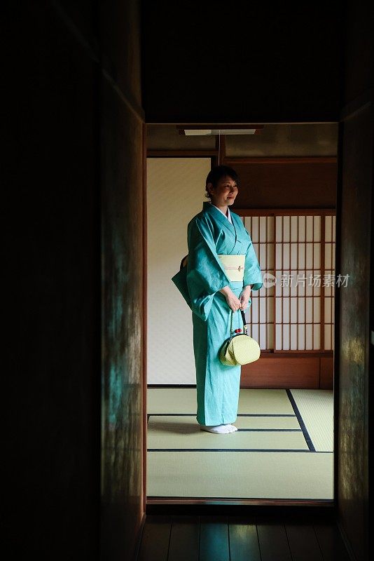 日本女子在传统日式旅馆的房间放松。