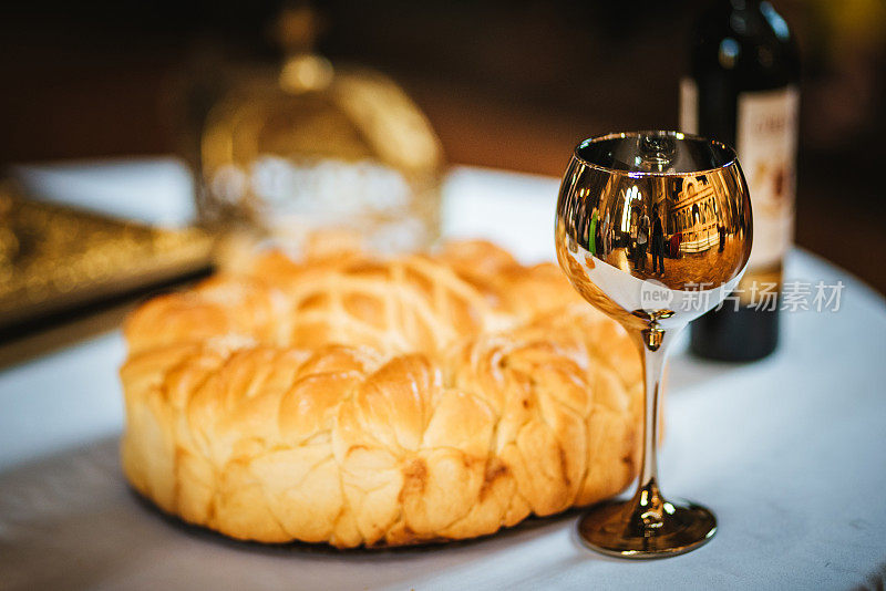 宗教仪式上的仪式面包和酒杯