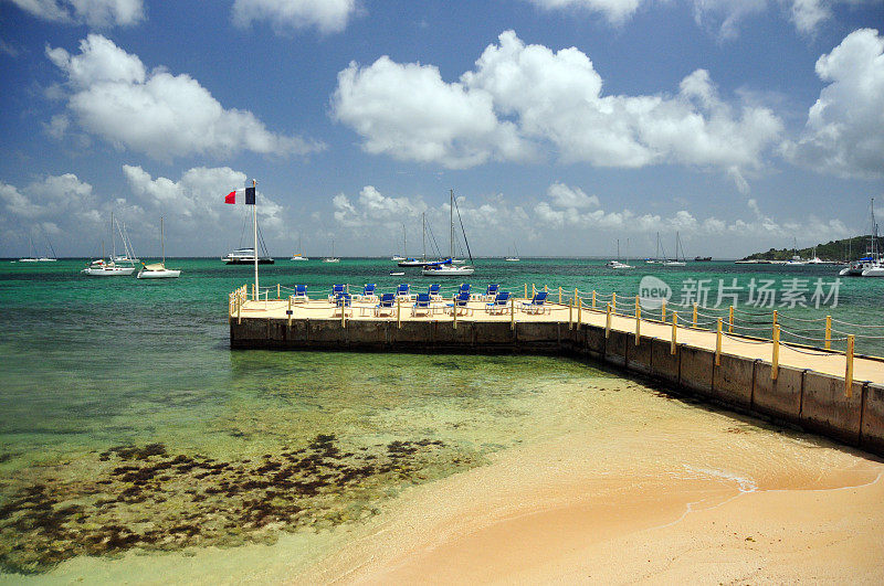 Marigot海湾的游艇-海滩码头，配有躺椅，Marigot，圣马丁(法国部分)