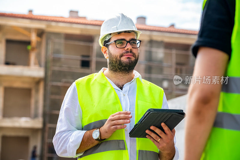 在建筑工地工作的建筑工程师和建筑师