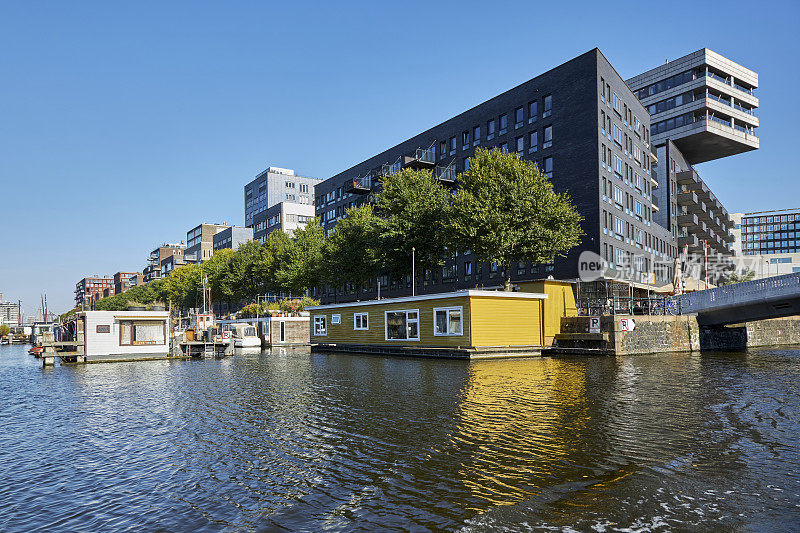 阿姆斯特丹韦斯特多克的现代建筑和船屋