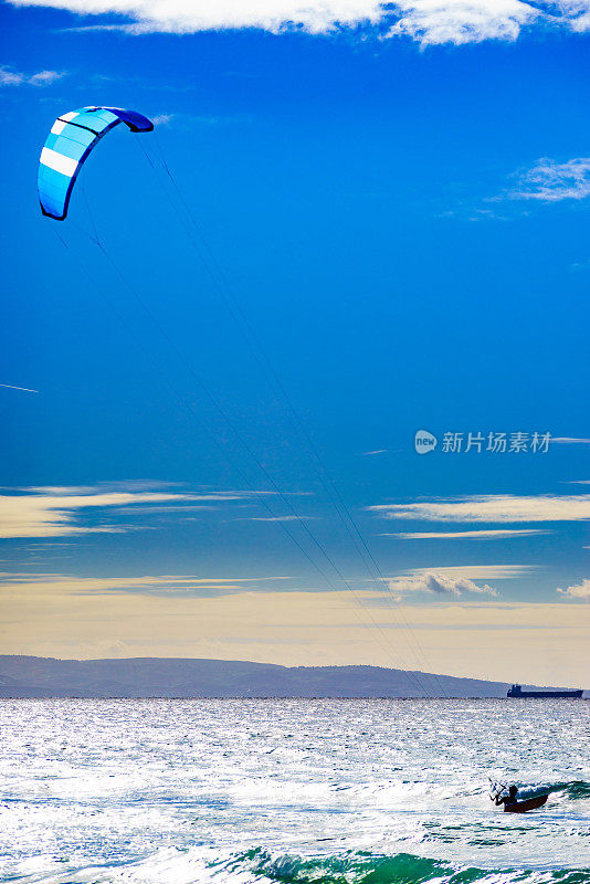 风筝冲浪者乘风破浪。Kiteboarding运动。