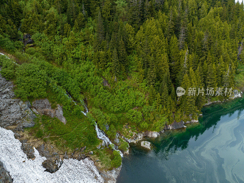 一个高山湖的海岸线