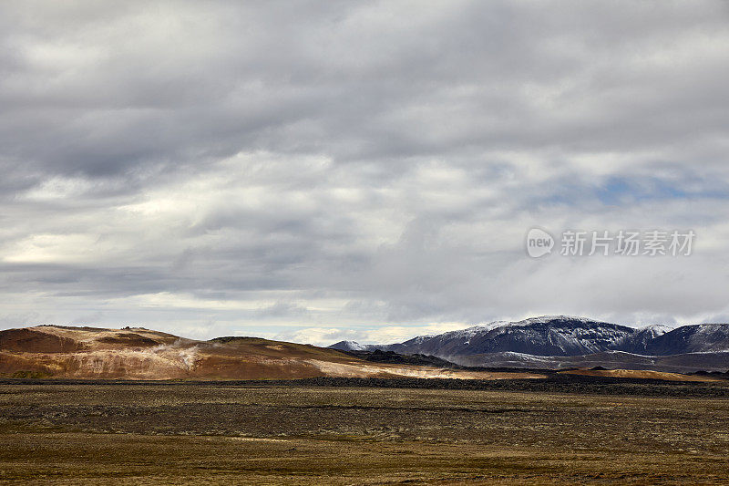 冰岛北部地热区的山脉和云景景观