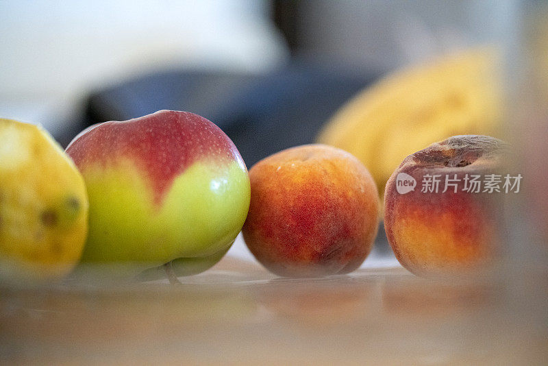 餐桌上新鲜食物的侧视图。