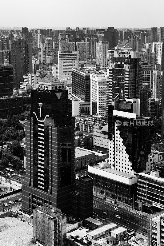 黑白相间的现代城市建筑