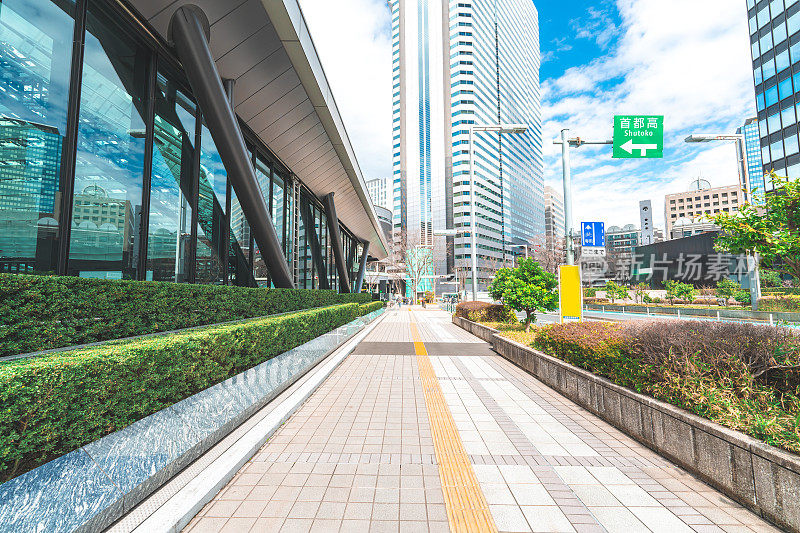 东京新宿办公公园的空人行道