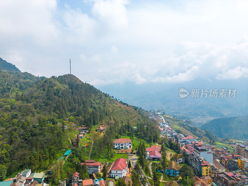 亚洲越南老蔡省萨帕市山城景观鸟瞰图，阳光明媚，夕阳西下，云中山景