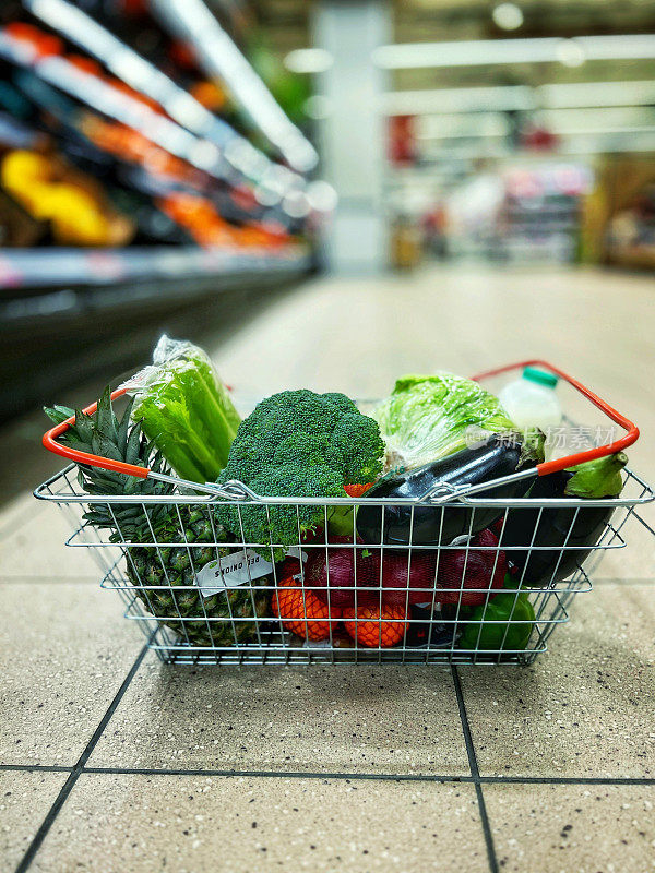 超市过道里装满健康食品的购物篮