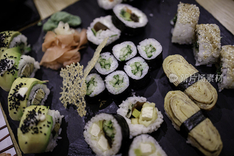 素食寿司卷在日本餐厅的盘子里