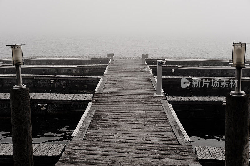 湖上的码头和雾。