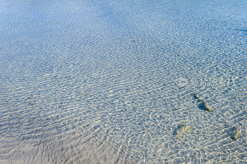 撒丁岛翡翠海岸清澈的海水
