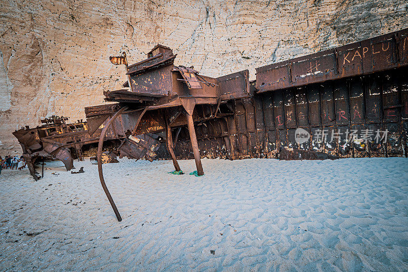 在希腊扎金索斯岛的纳瓦吉奥(走私者湾)海滩上，被高高的悬崖包围着的生锈的旧船残骸的奇妙景象
