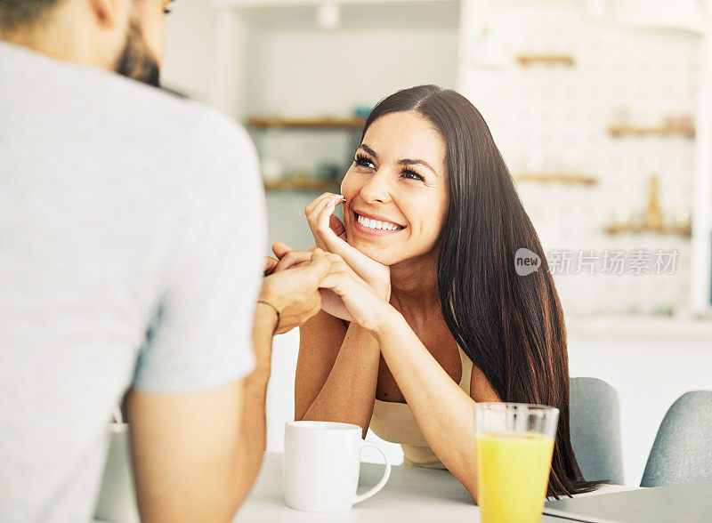 女人男人夫妇谈论爱情年轻女孩生活方式男朋友一起微笑快乐女朋友浪漫咖啡馆