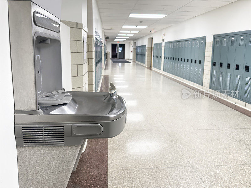学校走廊的饮水机