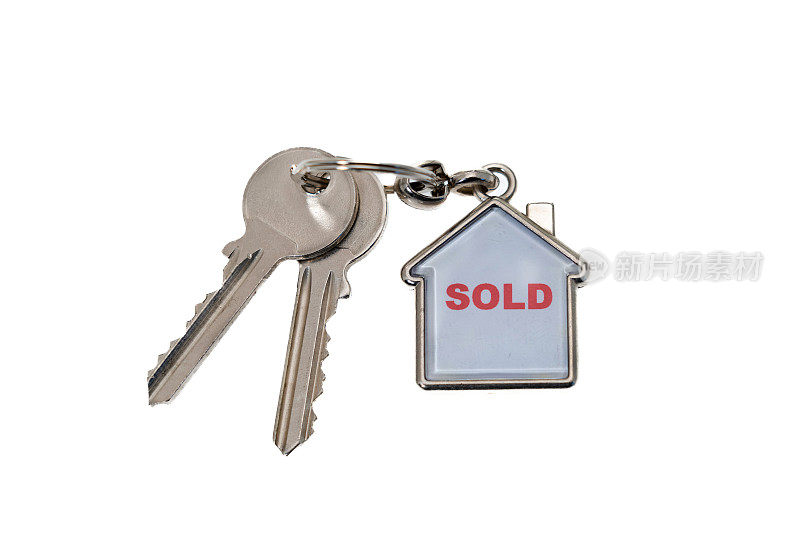 房子钥匙和一个售出的钥匙链-白色背景