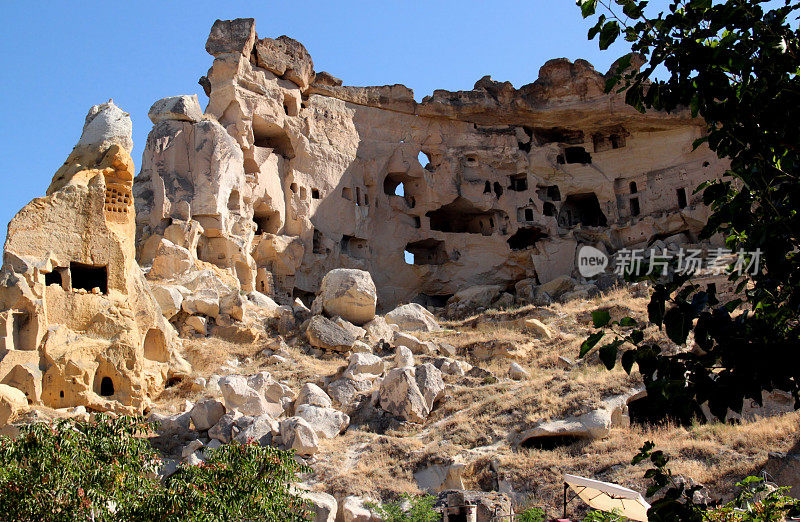 在卡帕多西亚戈雷梅附近的Çavuşin镇，一座有洞的岩石山