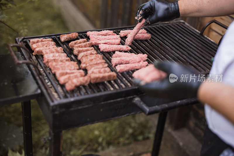 厨师在烤架上整理肉