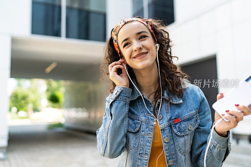 听音乐的年轻女子