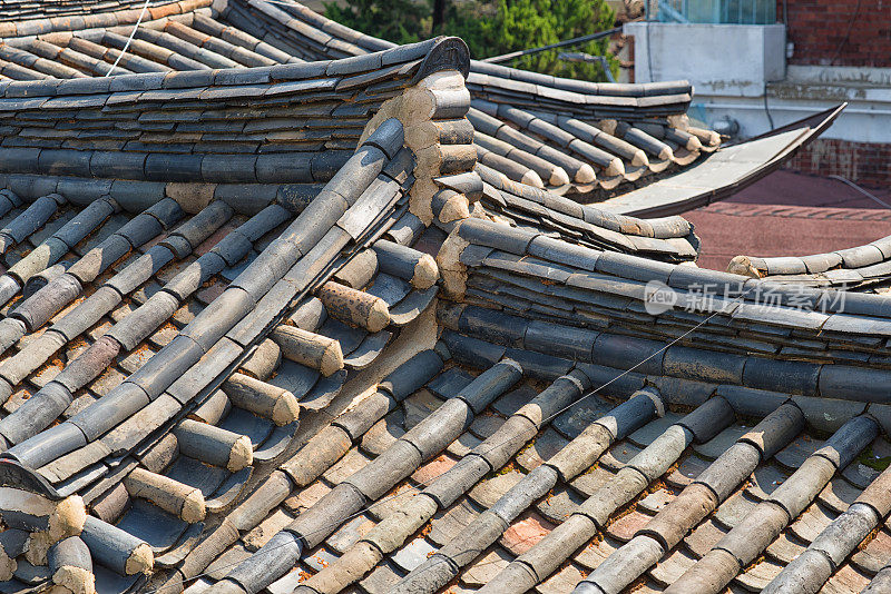 传统的韩国瓦片和屋檐