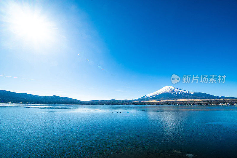 初冬清晨，从山中湖眺望富士山