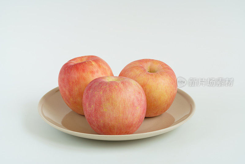 白色盘子里的新鲜苹果