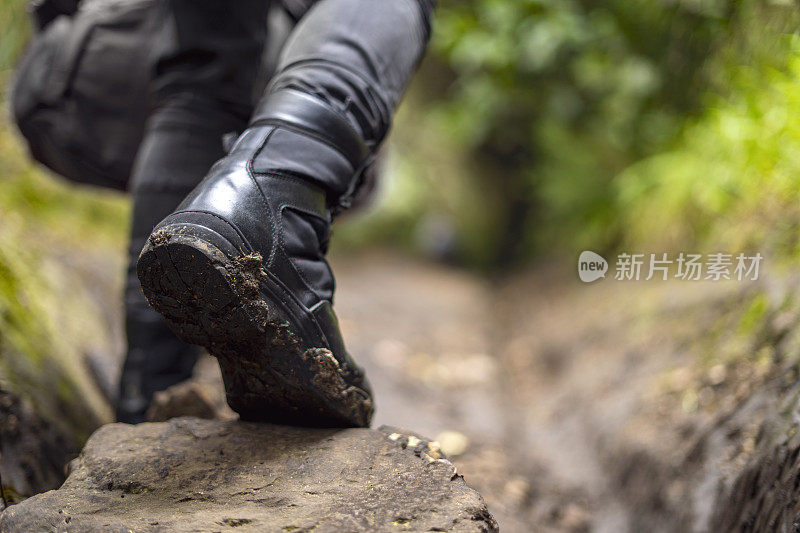 一个旅行者的靴子在山上的特写，在哥伦比亚的山区徒步旅行，生活方式，旅行和冒险的概念。